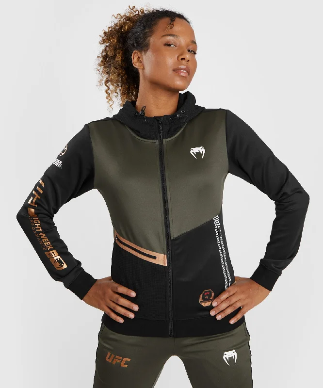 Sweatshirt zippé à capuche pour Femmes UFC Adrenaline by Venum Fight Week - Kaki/Bronze Zippered Front Buttoned Front Snap Front Sweatshirt zippé à capuche pour Femmes UFC Adrenaline by Venum Fight Week - Kaki/Bronze Zippered Front Buttoned Front Snap Front
