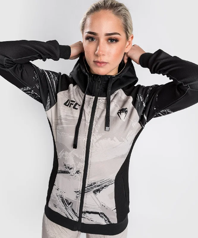 Sweatshirt Zippé pour Femmes UFC Venum Authentic Fight Week 2.0 - Noir/Sable Spandex Blend Rayon Blend Denim Blend Sweatshirt Zippé pour Femmes UFC Venum Authentic Fight Week 2.0 - Noir/Sable Spandex Blend Rayon Blend Denim Blend